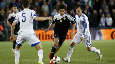 Duel panas terjadi di laga kualifikasi Piala Eropa 2016 antara Israel dengan Belgia di Teddi Malcha Stadium, Jerusalem,Rabu (1/4/2015). Belgia menang 1-0 melawan Israel. (REUTERS/Ronen Zvulun)