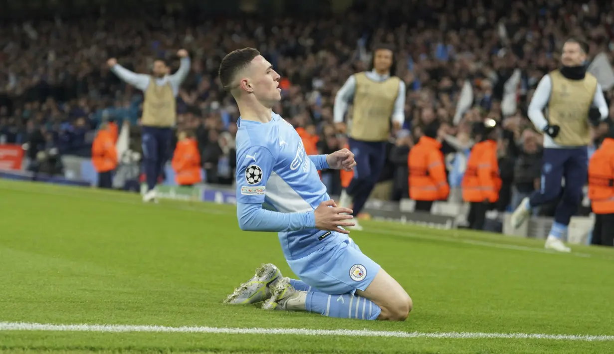 <p>Gelandang Manchester City, Phil Foden&nbsp;berselebrasi usai mencetak gol ke gawang Real Madrid pada pertandingan leg pertama semifinal Liga Champions di stadion Etihad di Manchester, Inggris, Rabu (27/4/2022). City menang atas Madrid 4-3. (AP Photo/Jon Super)</p>