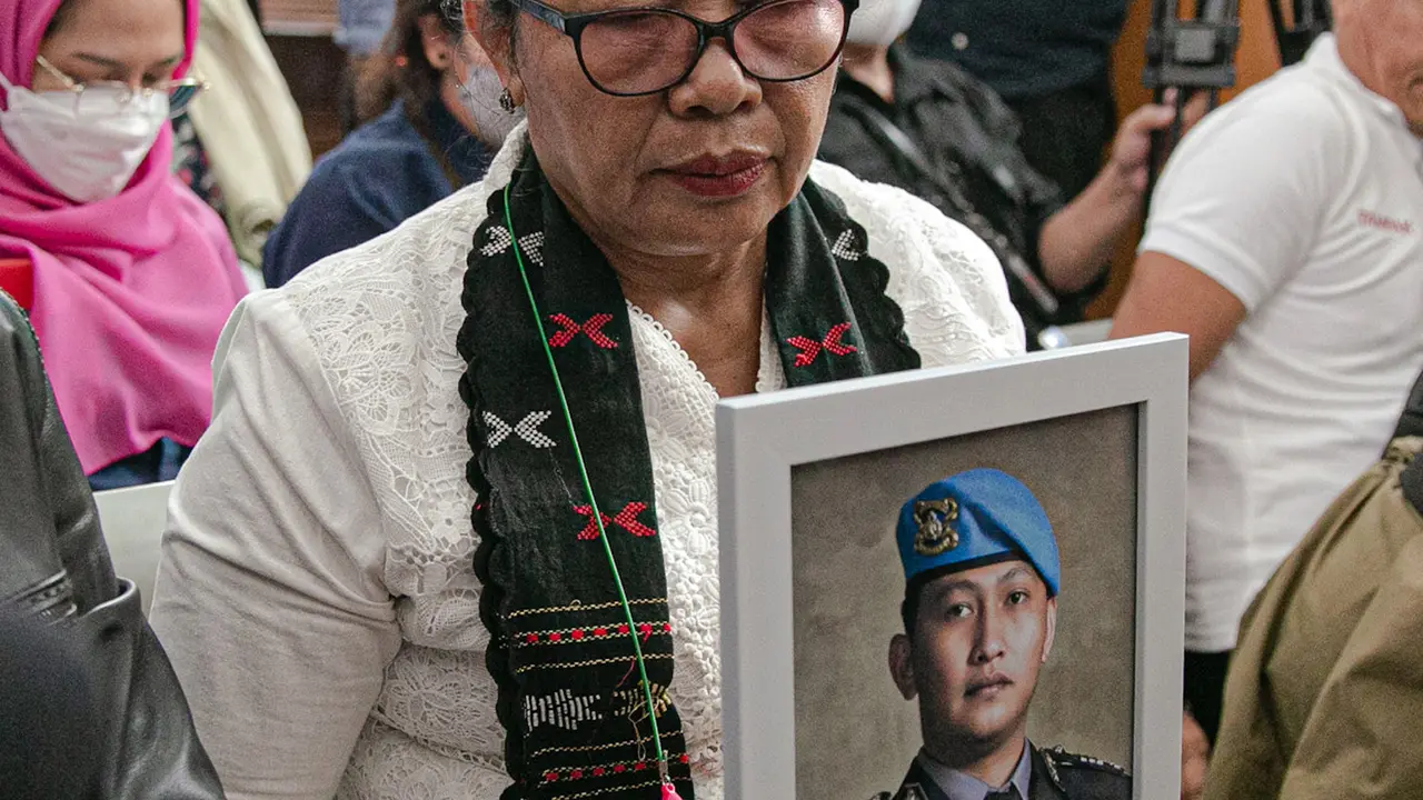 Hadiri Sidang Vonis Ferdy Sambo, Ibunda Brigadir J Bawa Foto Sang Anak