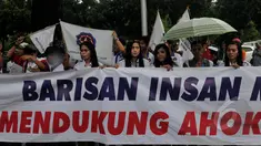 Massa yang menamakan dirinya Barisan Insan Muda melakukan aksi di depan Balaikota, Jakarta, senin (2/3/2015). Aksi ini sebagai bentuk dukungan kepada Gubernur Ahok yang sedang bersitegang dengan DPRD DKI Jakarta (Liputan6.com/Johan Tallo)