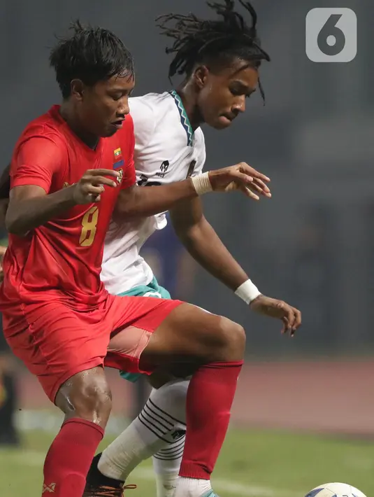 Pemain depan Timnas Indonesia U-19, Ronaldo Kwateh (kanan) berebut bola dengan Chit Aye (Myanmar U-19) pada laga terakhir grup A Piala AFF U-19 2022 di Stadion Patriot Candrabhaga, Bekasi, Jawa Barat, Minggu (10/7/2022). Timnas Indonesia U-19 tampil menguasai lapangan dan berhasil menundukkan Myanmar U-19 5-1. (Liputan6.com/Helmi Fithriansyah)