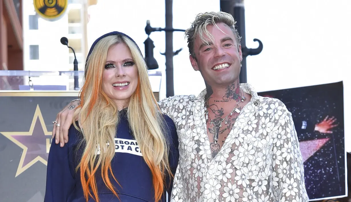 Avril Lavigne menerima bintang di Hollywood Walk of Fame. (Foto: Richard Shotwell/Invision/AP)
