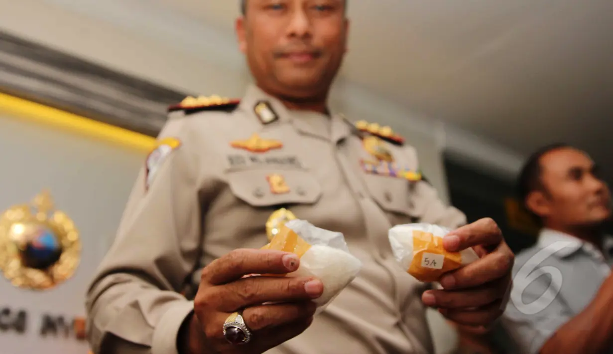 Petugas memperlihatkan barang bukti sabu saat pres rilis di Polda Metro Jaya, Jakarta, Rabu (22/4/2015).   Diperkirakan hasil sabu yang berhasil diamankan senilai Rp 3.300.000.000 (Liputan6.com/Helmi Afandi)