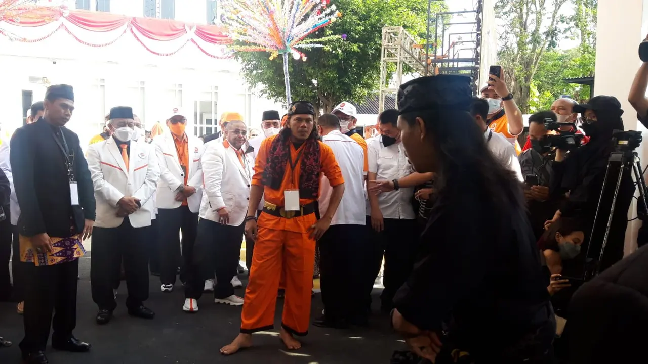 Partai Keadilan Sejahtera (PKS) tiba di Kantor Pemilihan Umum (KPU) untuk mendaftar sebagai calon peserta Pemilu 2024.