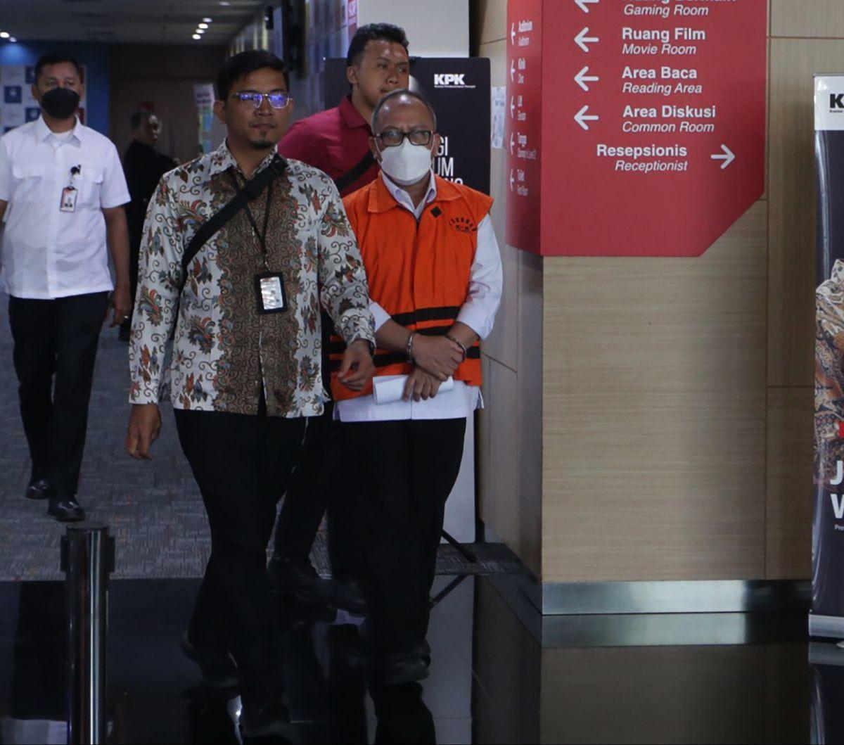 Tersangka korupsi yang juga mantan Sekretaris Jenderal (Sekjen) Kementerian Pertanian (Kementan),&nbsp;Kasdi Subagyono keluar dari Gedung ACLC Komisi Pemberantasan Korupsi (KPK), Rasuna Said, Jakarta, Selasa (14/5/2024). Kasdi baru saja diperiksa sebagai 