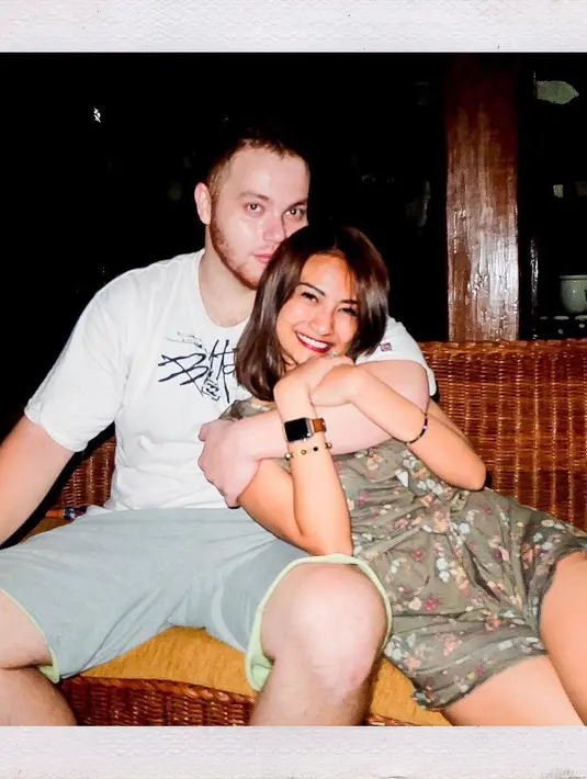 Pada 1 Januari 2018 ini, artis kelahiran Jakarta 27 tahun ini kembali mengunggah foto mesra. "Selamat tahun baru dari kami," tulis Vanessa sebagai keterangan foto. (Instagram/marceloivano)