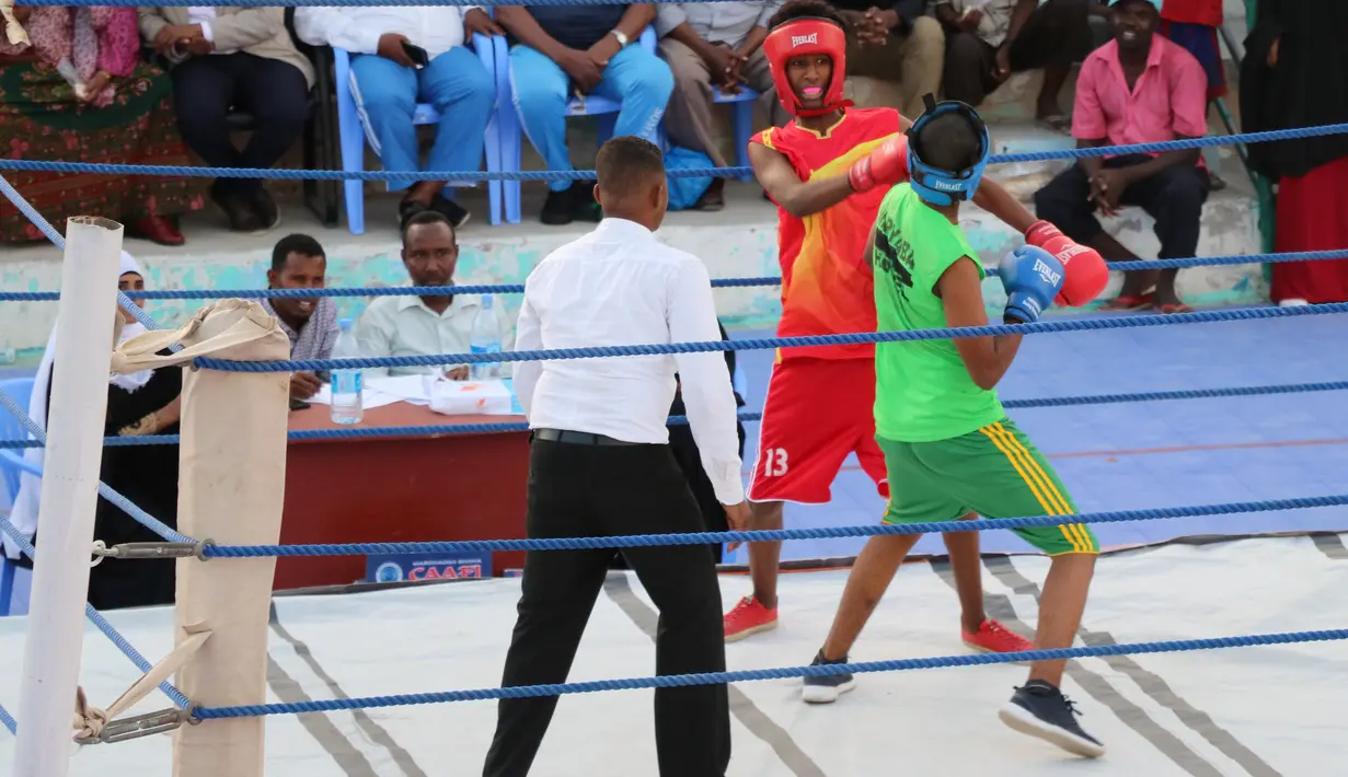 Petinju Somalia bertanding di atas ring di Stadion Wish, Mogadishu pada 15 November 2018. Pertandingan tinju pertama di Somalia setelah konflik itu berlangsung selama tiga hari dan selesai pada Minggu (18/11). (Abdirazak Hussein FARAH / AFP)