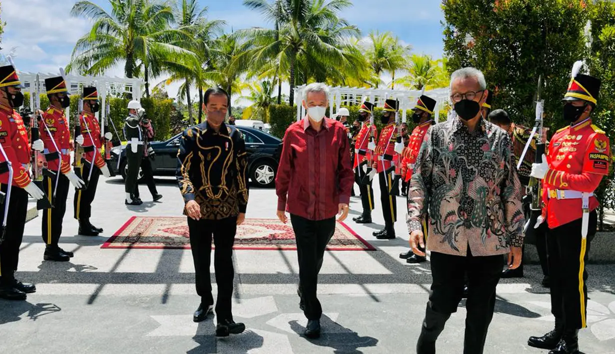 Presiden Joko Widodo (kiri) saat menerima kunjungan PM Singapura Lee Hsien Loong di The Sanchaya Resort Bintan, Kabupaten Bintan, Provinsi Kepulauan Riau, Selasa (25/1/2022). Kehadiran PM Lee di Bintan ini untuk menghadiri Leaders’ Retreat Indonesia-Singapura. (Laily Rachev/Biro Pers Setpres)