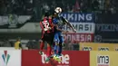 Michael Essien melakukan duel dengan para pemain Persipura pada lanjutan Liga 1 2017 di Stadion GBLA, Bandung, Minggu (7/5/2017). Persib menang 1-0. (Bola.com/Nicklas Hanoatubun)