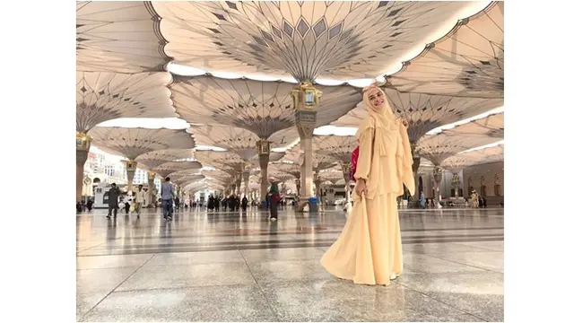 Anggunnya Lia Amelia saat memakai hijab.