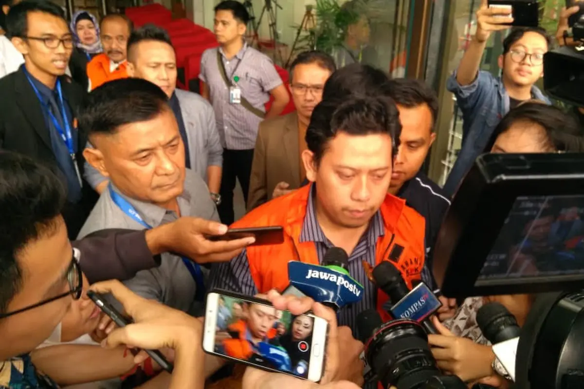 KPK menahan Bupati Cianjur Irvan Rivano Muchar.