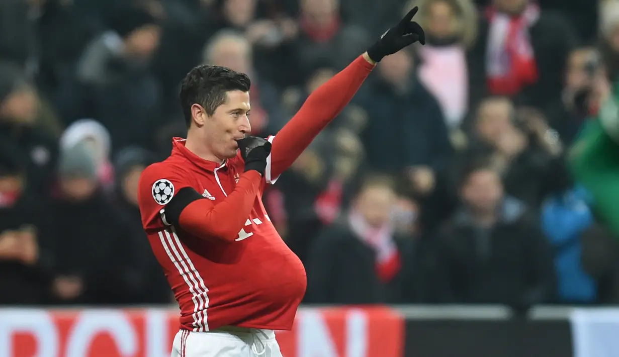 Penyerang Bayern Muenchen, Robert Lewandowski berselebrasi usai mencetak gol ke gawang Atletico Madrid di Liga Champions Grup D di Munich, Jerman, (7/12). Gol Lewandowski Mengantar Muenchen menang atas Atletico Madrid 1-0. (AFP PHOTO/Christof Stache)