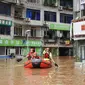 Tim penyelamat mengevakuasi penduduk di daerah banjir setelah hujan deras di daerah Quxian, kota Dazhou, di provinsi Sichuan barat laut China (6/9/2021). (AFP/STR)