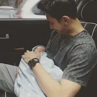 Fandy Christian gendong bayi, netizen memberi pujian. (Instagram @fandych)