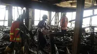 Kantor yang berada di lantai 19 itu ludes terbakar. Alhasil, para karyawan majalah itu pun harus mengungsi.