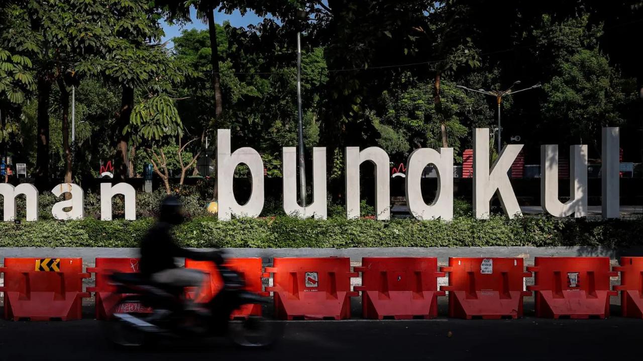 Selama perhelatan Piala Dunia U-17 2023 di Surabaya, ada baiknya mengunjungi Taman Bungkul yang merupakan taman kota wisata yang asri dan cocok sebagai tempat untuk bersantai disela menunggu untuk menyaksikan turnamen sepak bola kelas dunia tersebut.<br>