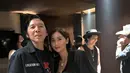 Keduanya juga terlihat kompak dengan outer hitam. Bimbim menambah jaket pada gayanya, sedangkan Reny kenakan jaket kulit. [Foto: Instagram/ Realmemi]