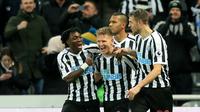 Para pemain Newcastle United merayakan gol yang dicetak oleh Matt Ritchie ke gawang Manchester City pada laga Premier League di Stadion James Park, Selasa (29/1). Newcastle United menang 2-1 atas Manchester City. (AFP/Lindsey Parnaby)