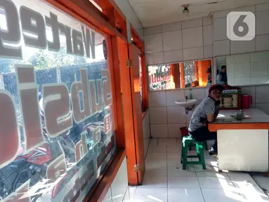 Warga usai menikmati makanan di salah satu warung makan, Jakarta, Senin (26/7/2021). Pemerintah menyesuaikan aturan PPKM Level 4 pada pelaku usaha kuliner dengan mengizinkan menerima pengunjung makan di tempat dengan protokol kesehatan dan waktu maksimal 30 menit. (Liputan6.comHelmi Fithriansyah)