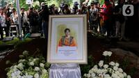 Jenazah penyanyi senior Titiek Puspa sesaat sebelum dimakamkan di Tempat Pemakaman Umum (TPU) Tanah Kusir, Jakarta, Jumat (11/4/2025). (Liputan6.com/Herman Zakharia)