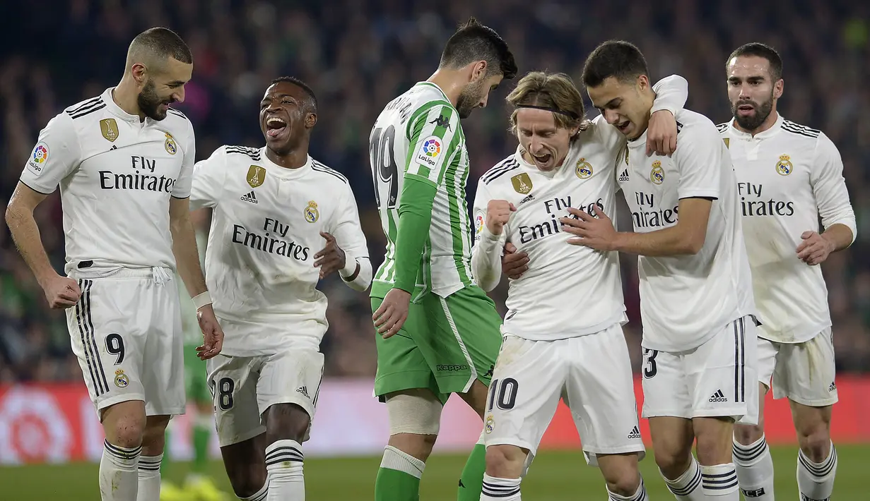 Saat itu Real Madrid tengah menghadapi tuan rumah Real Betis di pekan ke-19 Liga Spanyol 2018/2019, 13 Januari 2019. Dalam laga yang dimenangi Real Madrid 2-1 tersebut Karim Benzema mengalami patah jari kelingking tangan kanan usai duel perebutan bola dengan Marc Bartra saat laga babak pertama memasuki masa injury time. (AFP/Cristina Quicler)