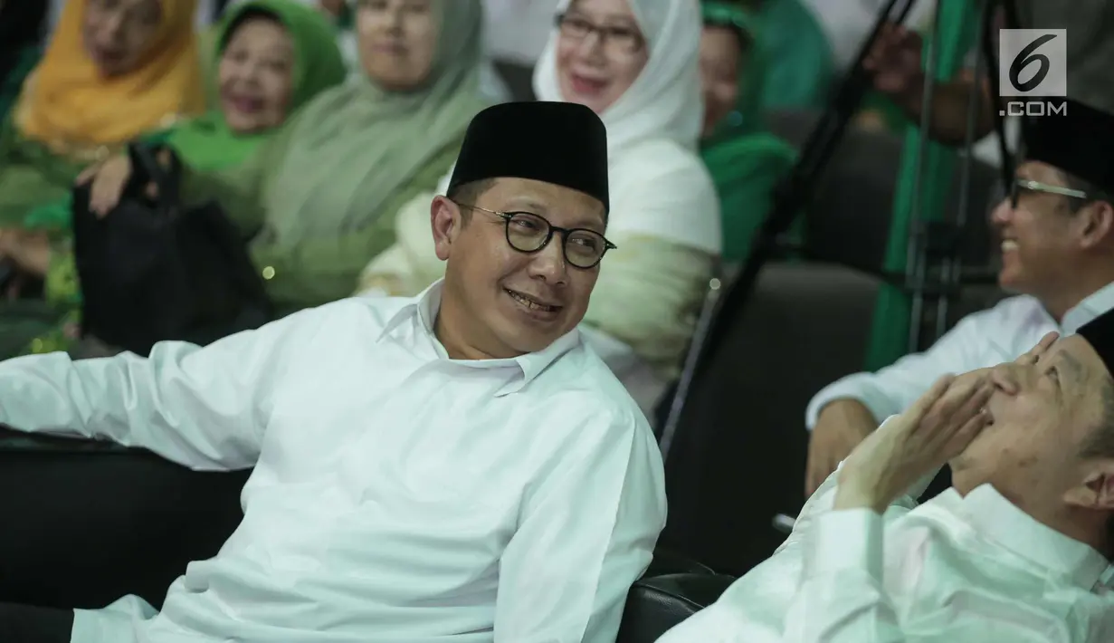 Menteri Agama Lukman Hakim Saifuddin saat menghadiri tasyakuran harlah ke-45 PPP di Kantor DPP PPP, Jalan Diponegoro, Menteng, Jakarta, Jumat (5/1). Harlah tersebut bertemakan "mari bersatu membangun Indonesia". (Liputan6.com/Faizal Fanani)
