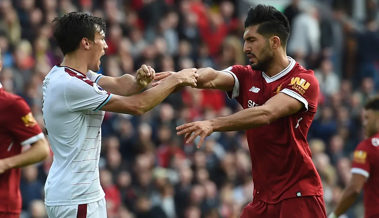 Aksi saling dorong antara pemain Burnley, Jack Cork (kiri) dan pemain Liverpool, Emre Canpada lanjutan Premier League pekan kelima di Anfield Stadium, Liverpool (16/9/2017). Liverpool bermain imbang 1-1. (AFP/Paul Ellis)