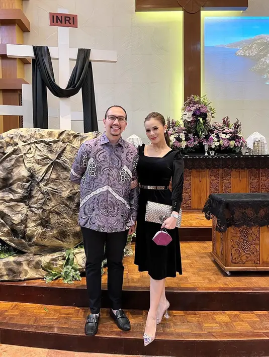 10 tahun pernikahan, Astrid dan suami hidup harmonis dan jauh dari berita miring. Keharmonisan tersebut juga kerap mereka unggah di media sosial masing-masing. Tidak hanya saat liburan saja, keduanya juga mengabadikan momen manis sesaat setelah beribadah maupun acara penting di gereja. (Liputan6.com/IG/@astridtiar127)