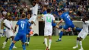 Momen saat pemain italia, Andrea Belotti (kanan) mencetak gol dalam pertandingan persahabatan dengan Arab Saudi di Stadion Kybunpark, St. Gallen, Swiss, Senin (28/5). (Gian Ehrenzeller/Keystone via AP)