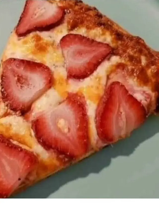 6 Potret Makanan Topping Stroberi Ini Nyeleneh Banget, Kocak