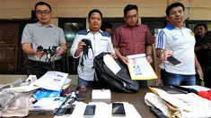 Sub Direktorat 6 (Curanmor) Ditreskrimum Polda Metro Jaya mengungkap kasus pencurian kendaraan bermotor (curanmor) dengan mengajak kencan pasangan sesama pria, atau kencan gay, di Mapolda Metro Jaya, Jakarta, Minggu (28/6). (Liputan6.com/Yoppy Renato)