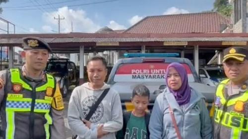 Polisi Bantu Satu Keluarga Pemudik Terlantar di Tol Semarang–Solo Gara-Gara Salah Naik Bus