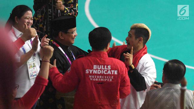 Potret Jokowi - Prabowo Peluk Atlet Silat Peraih Emas Asian Games 2018