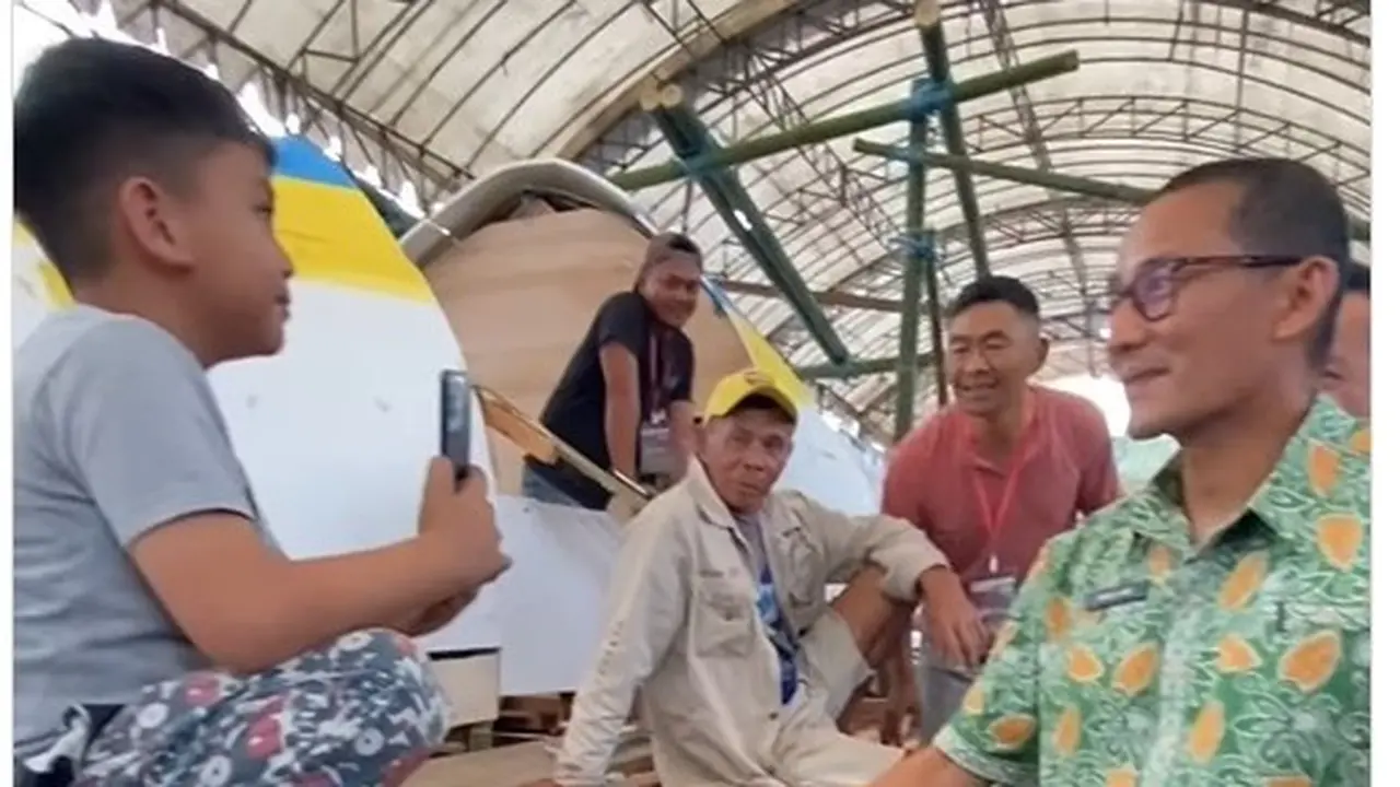 Sandiaga saat berbincang dengan bocil pada acara Tomohon International Flower Festival 2023. (Istimewa)