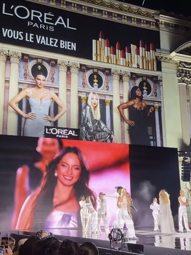 Potret Kendall Jenner saat event L'OreaL Paris Fashion Week 2024 (Dok. Instagram @enzystoria)