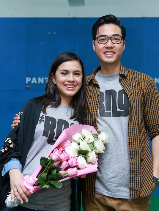 Demi memberikan perhatian pada sang istri, Karenanya pasangan ini pun menjadi pasangan 'cupu' (cuting pulang). (Galih W. Satria/Bintang.com)