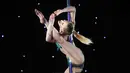 Salah satu peserta, Samantha Ingham menunjukkan gerakan tari tiang atau pole dance dalam Kejuaraan Pacific Pole 2018 di Los Angeles, Sabtu (7/4). Pole Dance merupakan seni pertunjukan gabungan tari dan akrobat yang menggunakan tiang. (Mark Ralston/AFP)