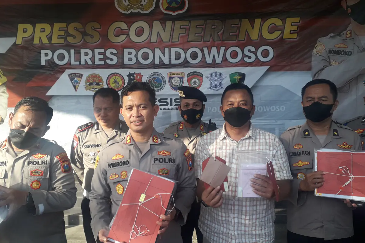 Kapolres Bondowoso AKBP Wimboko menunjukan sejumlah berkas dokumen korupsi Dana Desa  di Desa Lombok Wetan Bondowoso. (Istimewa).