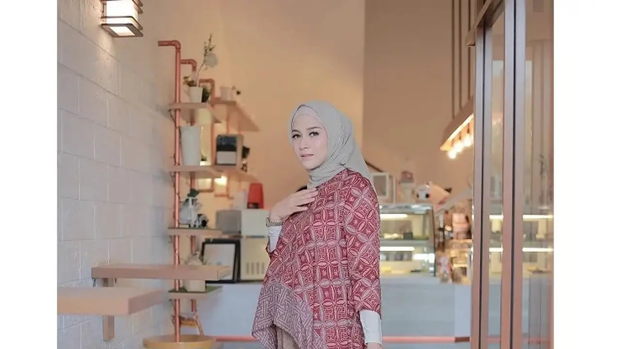 7 Rekomendasi Model Baju Batik Wanita Berhijab ala Artis Indonesia, Cocok untuk Acara di Tahun 2024