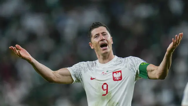 Foto: Mimpi Jadi Nyata, Robert Lewandowski Cetak Gol Perdana di Piala Dunia