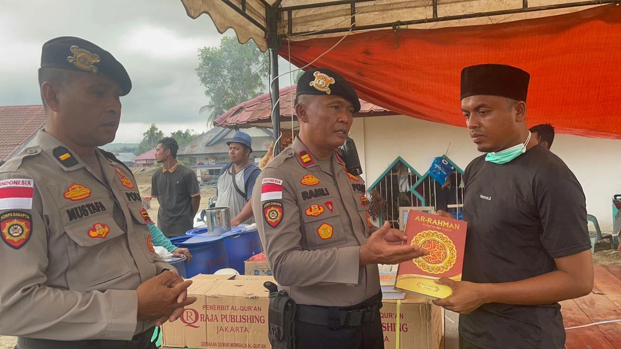 Peduli Pascabencana, Polri Salurkan Bantuan Al-quran ke Pesantren Terdampak Banjir