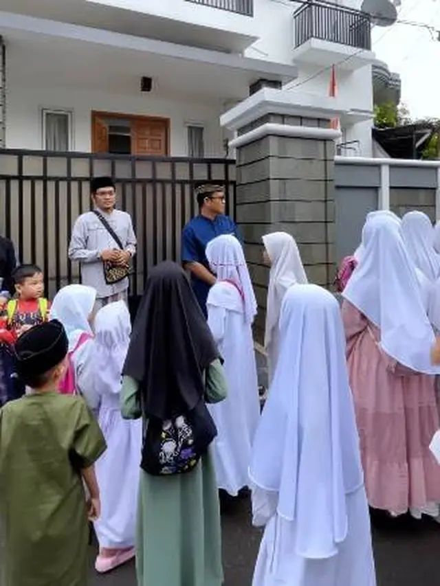 7 Momen Haji Faisal Bagi-Bagi Zakat, Gala Sky Cosplay Jadi Superhero