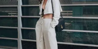 One set yang terdiri crop top dan long pants ini akan membuatmu tampil layaknya lady boos. (instagram/patriciagouw)