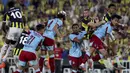 Sejumlah pemain Fenerbahce berebut bola dengan pemain Feyenoord dalam laga leg kedua putaran ketiga kualifikasi Liga Champions 2025/2026 di Fenerbahçe Sükrü Saracoglu Sport Complex, Istanbul, Turki, Selasa (12/08/2025) waktu setempat. (AP Photo/Huseyin Yavuz)