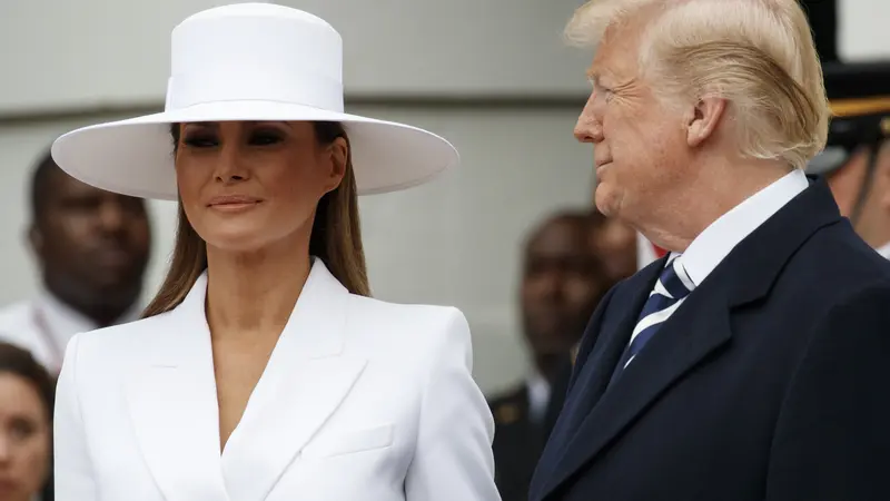 Donald Trump dan Melania saat sesi foto bersama dengan Presien Prancis Emmanuel Macro dan istrinya. (AP Photo)