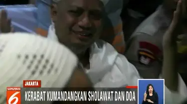 Arifin Ilham terlihat kondisinya mulai membaik dan terus memberikan senyum dari atas kursi roda sebelum dibawa ke dalam mobil ambulance.