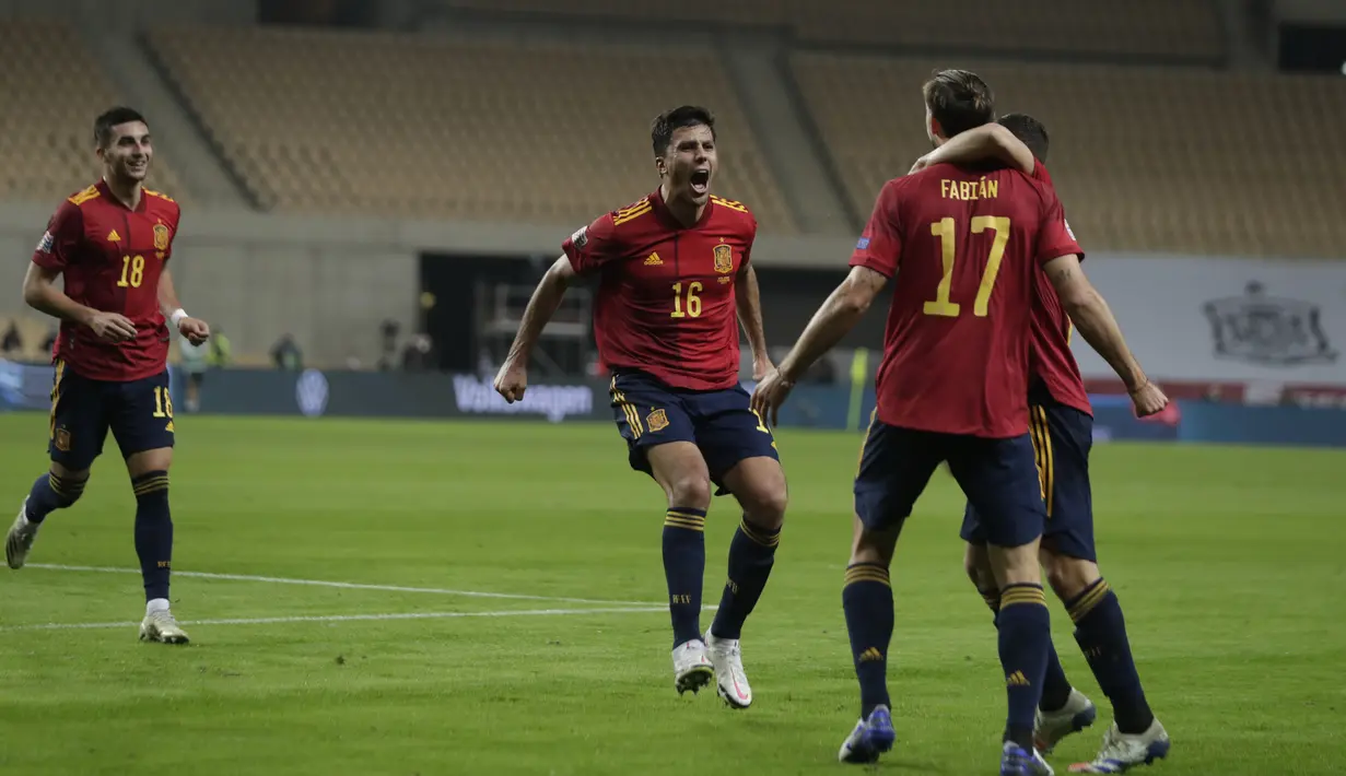 Penyerang Spanyol, Ferran Tores (tengah) berlari merayakan dengan rekan satu tim usai mencetak gol ke gawang Jerman pada pertandingan UEFA Nations League 2020 di Estadio La Cartuja de Sevilla,  Spanyol, Selasa (17/11/2020). Ferran Tores  mencetak hattrick di pertandingan ini. (AP Photo/Miguel Morena