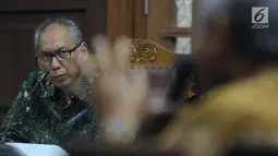 Terdakwa perkara merintangi penyidikan dugaan korupsi E-KTP, Bimanesh Sutarjo menyimak keterangan saksi saat mengikuti sidang lanjutan di Pengadilan Tipikor, Jakarta, Senin (23/4). Sidang mendengar keterangan saksi. (Liputan6.com/Helmi Fithriansyah)