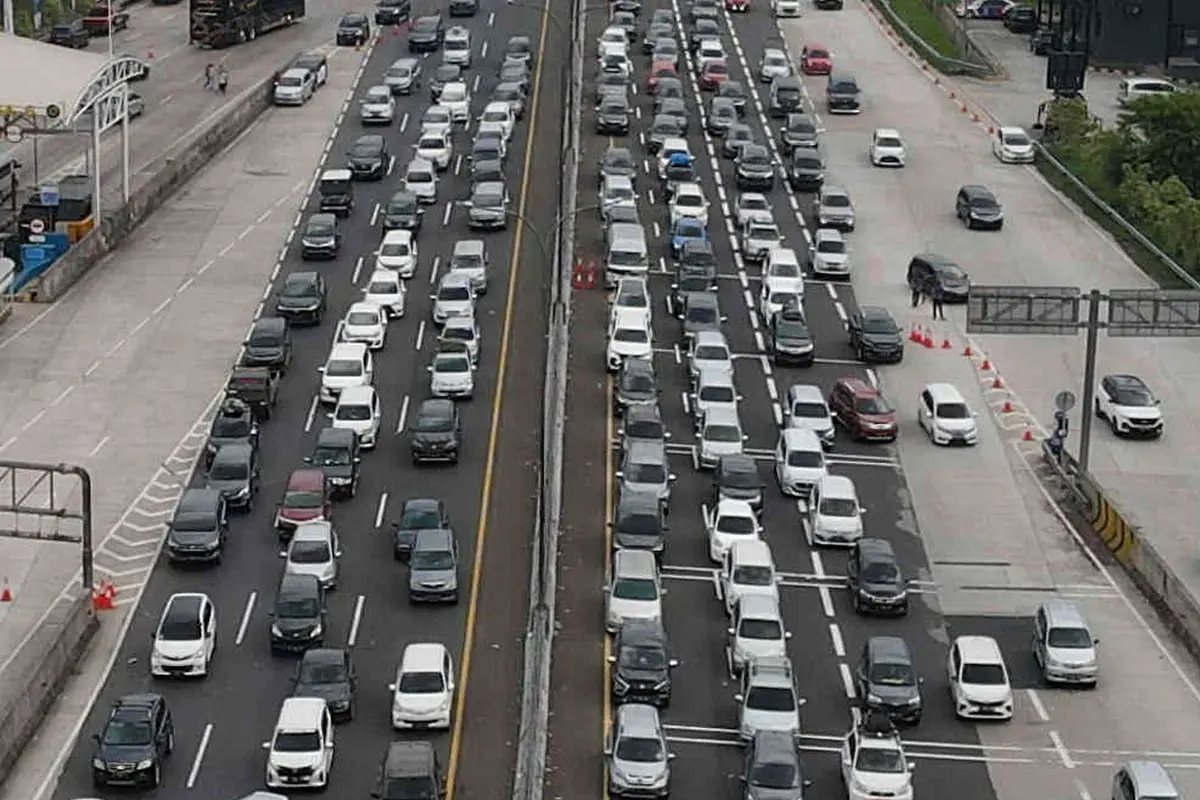 H-2 Idul Fitri 1443H, Gerbang Tol Cikampek Masih Padat