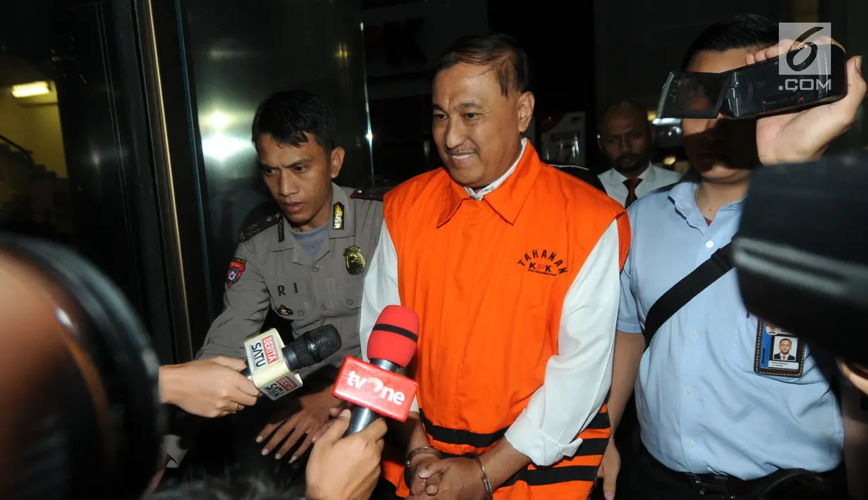 Anggota Komisi VIII DPR Fraksi Golkar, Markus Nari memakai rompi tahanan usai menjalani pemeriksaan di gedung KPK, Jakarta, Senin (1/4). Markus Nari resmi ditahan KPK 20 hari ke depan di Rutan Cabang KPK terkait dugaan korupsi e-KTP.  (merdeka.com/Dwi Narwoko)